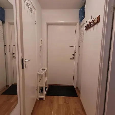 Spacious Private With Private Kitchen & Shared Bathroom أوسلو