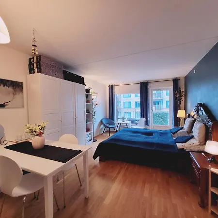 Spacious Private With Private Kitchen & Shared Bathroom *