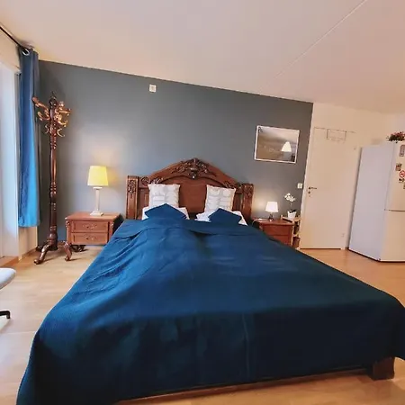 Spacious Private With Private Kitchen & Shared Bathroom منزل للإقامة *