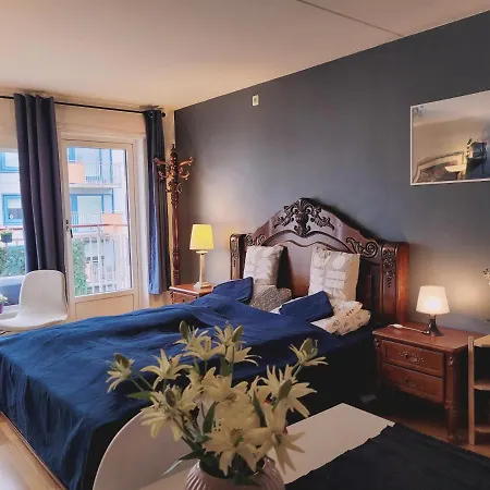 Homestay Spacious Private With Private Kitchen & Shared Bathroom *