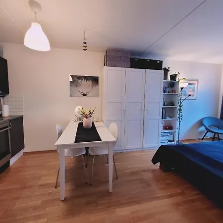 Spacious Private With Private Kitchen & Shared Bathroom منزل للإقامة *