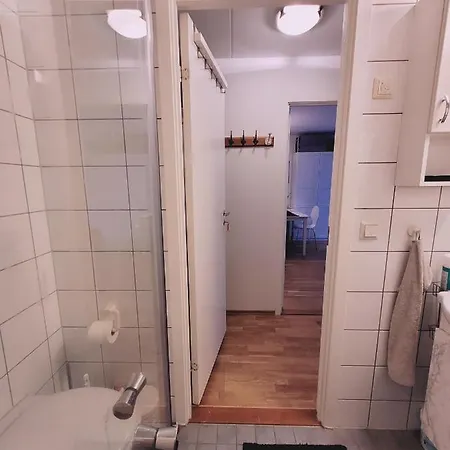 Spacious Private With Private Kitchen & Shared Bathroom أوسلو