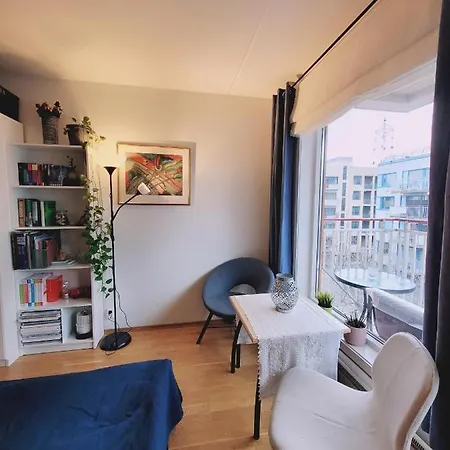 Spacious Private With Private Kitchen & Shared Bathroom منزل للإقامة *